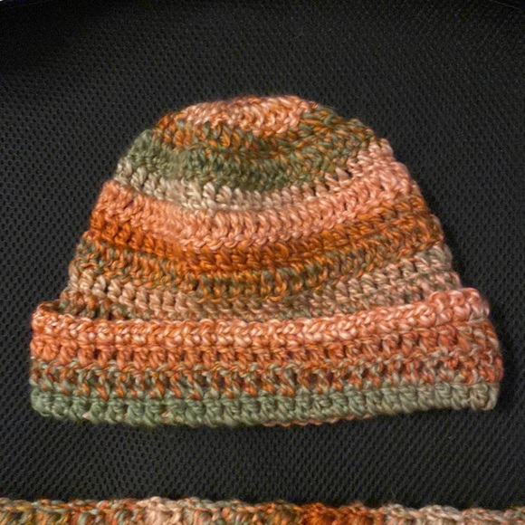 New Hand knit matching Hat and Scarf - Picture 2 of 3